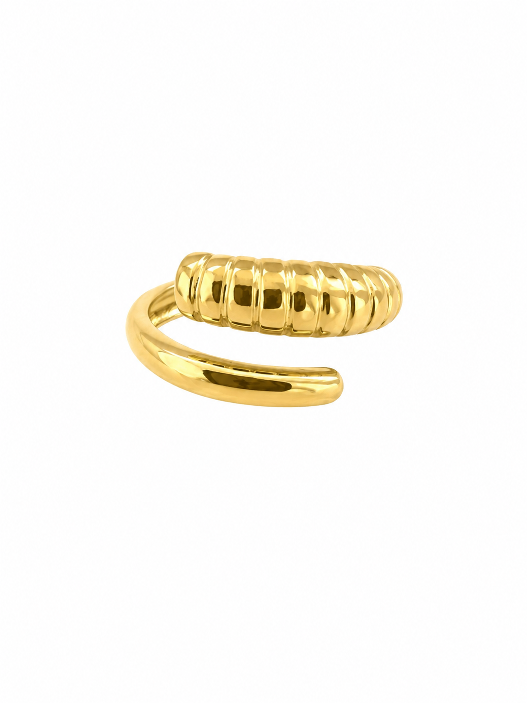 Anillo Dorado Minimal Chic con Baño de Oro 18K en acabado dorado amarillo premium sobre fondo blanco