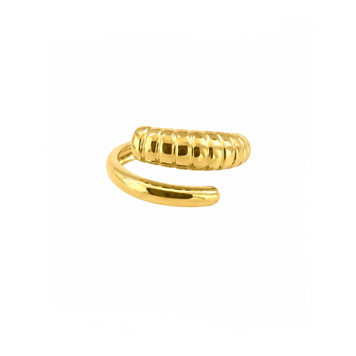 Anillo Dorado Minimal Chic con Baño de Oro 18K en acabado dorado amarillo premium sobre fondo blanco