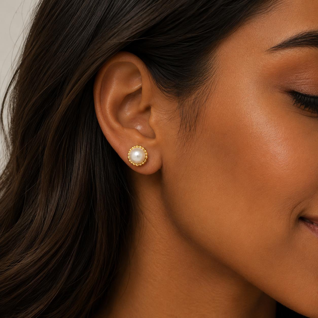 Aros Perla Clásica Dorada con Baño de Oro 18K.
