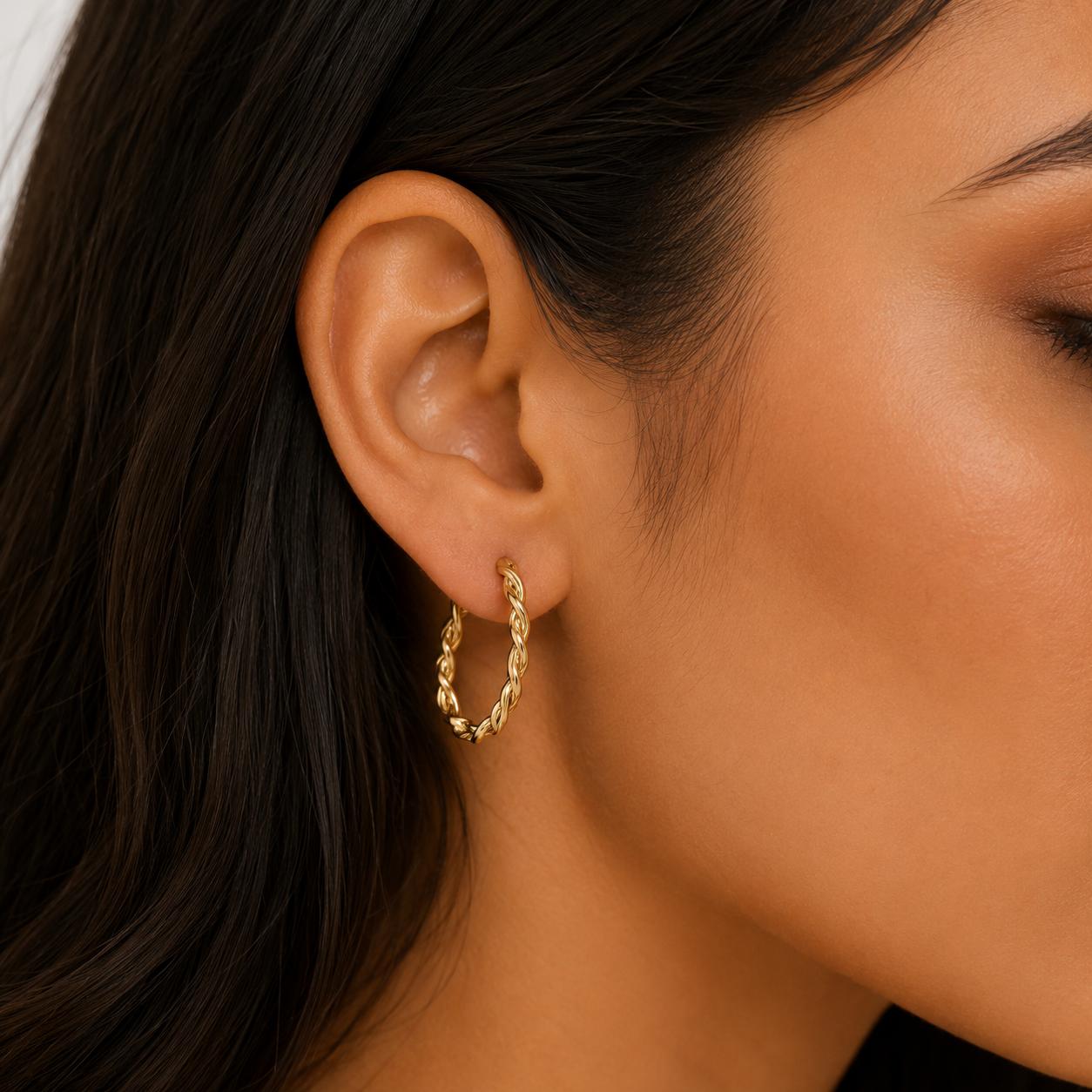 Aros Argolla Trenzada Dorada con Baño de Oro 18K.