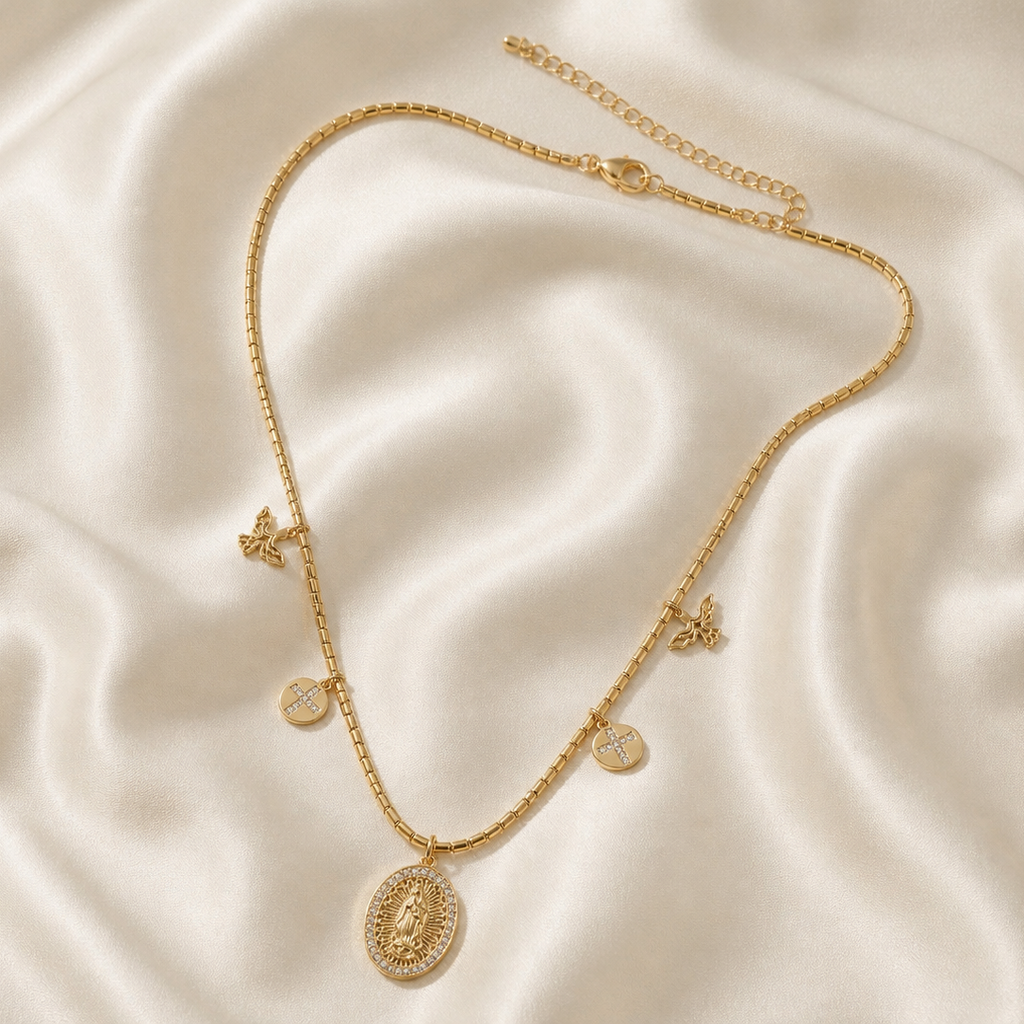 Collar Mostacilla Virgen Guadalupe Divine Essence con Baño de Oro 18K