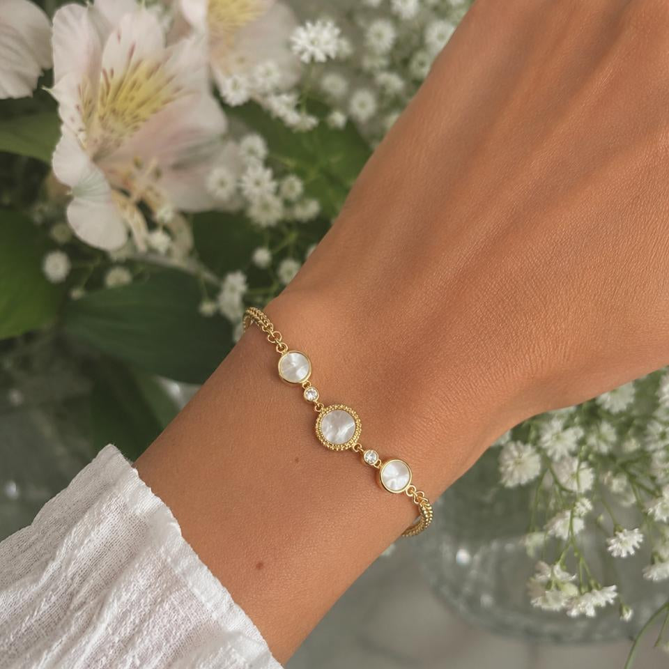 Pulsera Nácar Elegance con Baño de Oro 18K.