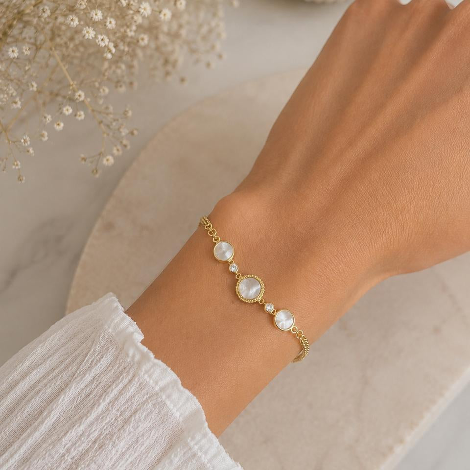 Pulsera Nácar Elegance con Baño de Oro 18K.